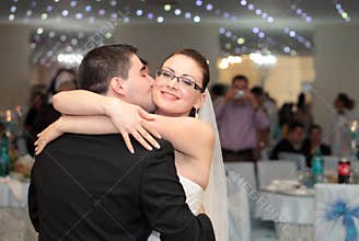 Wedding party kiss