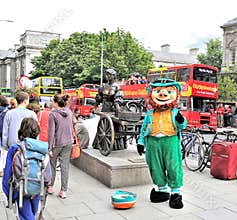 Ireland: Tourism in Dublin - Tourists, Molly Malone, Irishman, Buses