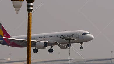 Airbus A321 of Asiana Airlines landing
