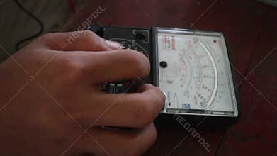 Measuring DC electrical power with an analog multimeter