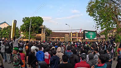 Indonesian rioted and demonstrated to demand higher allowances in the House of Representatives (DPR)