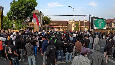 Indonesian rioted and demonstrated to demand higher allowances in the House of Representatives (DPR)