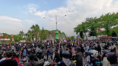 Indonesian rioted and demonstrated to demand higher allowances in the House of Representatives (DPR)