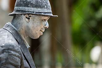 Street artist with silver and black painted clothes