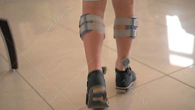 Kid getting treatment with foot drop system