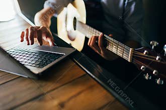 Online music courses learn play guitar