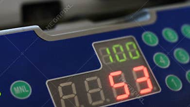 Screen currency counting machine