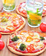 Italian vegetarian pizza with drinks