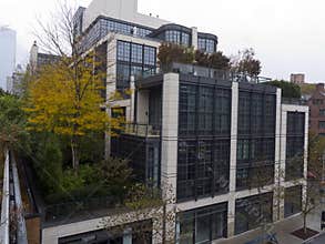 Modern building in New York blending green spaces