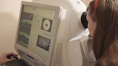 The patient undergoes diagnostics on retinal tomography in a private clinic