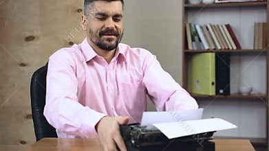 Conservative author refusing to accept technological progress, returning to past