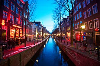 Du Wallen at night