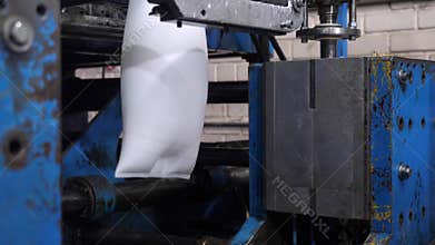 The process of blowing plastic tanks in extrusion equipment