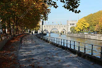 Promenade le long du quai Notre-Dame aÂ Tournai en Belgique en automne. Pont des trous en perspective