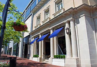 Main Street Luxury Boutique Exterior