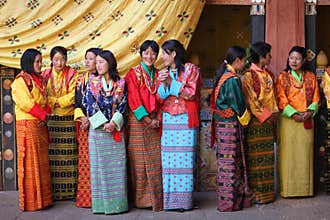 Women at Paro Tsechu festival, i