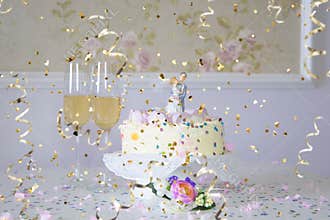 My big fun wedding: wedding cake and confetti