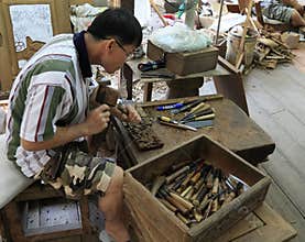 Work of the master on a tree