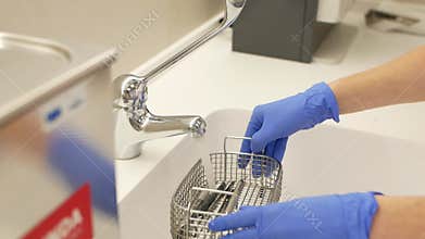 rinsing under water of dental instruments before disinfection