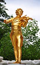Johann strauss statue in vienna