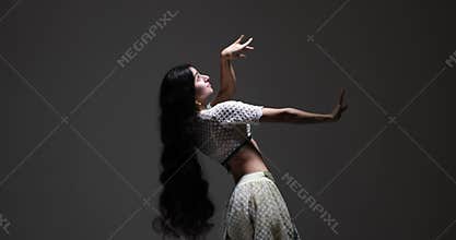 Saree-Clad Indian Dancer Shines in Mesmerizing Performance