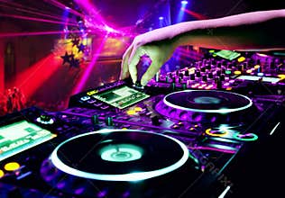 Dj mixes the track
