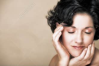 Natural woman in her 30s