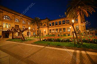 Evening atmosphere around the Casa consistorial April 12, 2026