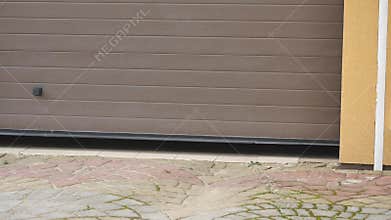 A garage door closes automatically car move