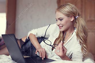blonde student chat on laptop