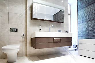 Bathroom with Mirror and pan
