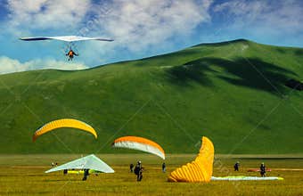 Hang gliders and paragliders in Castelluccio