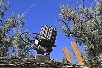 Automatic clay pigeon thrower