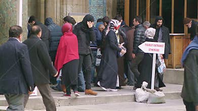 Turkish people at the entrance of the New Mosque