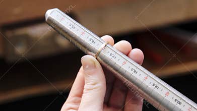 The method of measuring the size of the gold ring