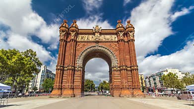 Arc de Triumf timelapse hyperlapse: L'Arc de Triumph, in Barcelona, Spain