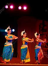 India dancers in traditional costume