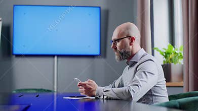 Company Worker Write Email to CEO .