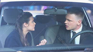 Husband and wife shouting in auto, misunderstanding in relations, breakup risk