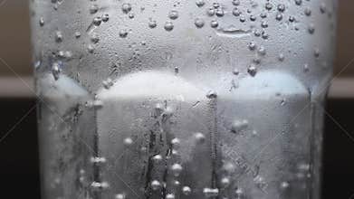 Pour sparkling water, tonic in a glass beaker.