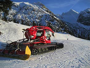 Snow grooming machine