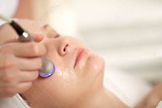 Lifting procedure at the beauty treatment salon
