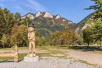 Wooden raftsman sculpture with Trzy Korony peaks in Sromowce Nizne