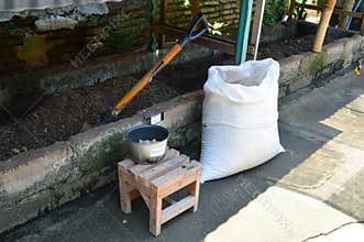 Compost Bin for Processing Chicken Manure with Rice Husks
