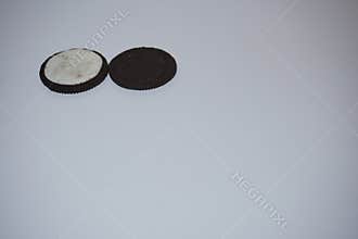 When the biscuit is opened, there is milk flavored jam with a white background placed in the middle