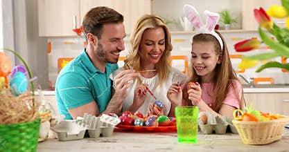 Easter painting â€“ family coloring eggs