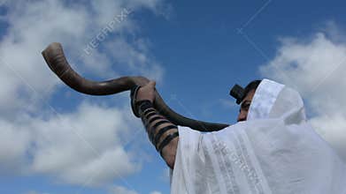 Jewish man blow Shofar