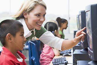 Kindergarten children learn to use computer
