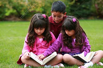 Diverse children reading