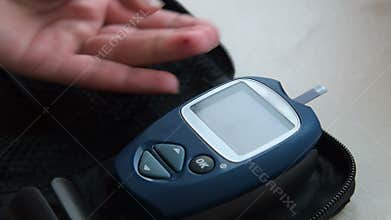 Home blood sugar level test with glucometer